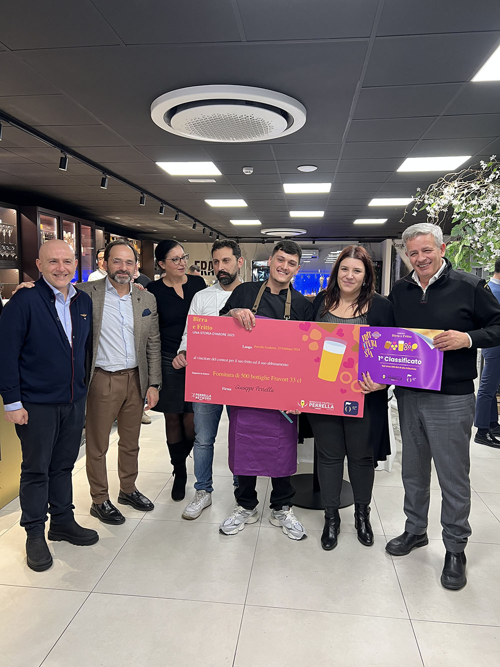 Il vincitore del contest con, da sx, Albert Sapere, Stefano Vezzani, Barbara Guerra, Anna Baccarani, Giuseppe Perrella